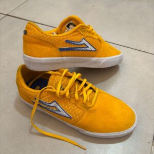 lakai amarillas